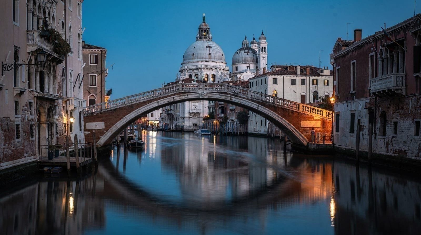 Les meilleurs spots photos à Venise : 15 lieux pour lesquels se lever tôt — Meilleurs spots de photographie à Venise — le Rialto à l'aube, Punta della Dogan