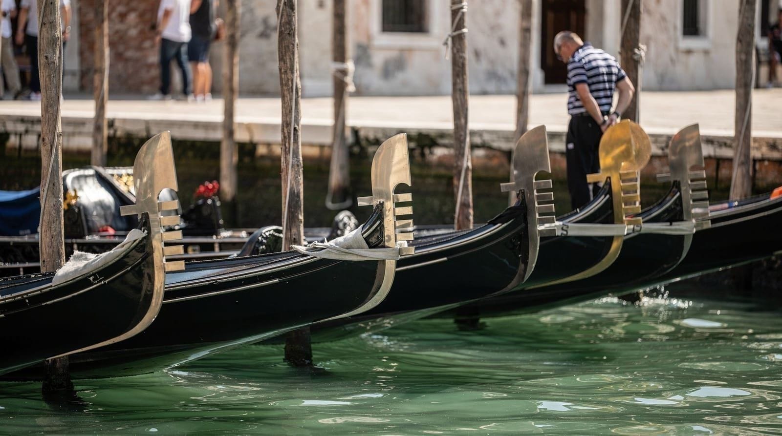Gondola scams in Venice: the real overcharge tactics and how to avoid them — Gondola overcharge tactics in Venice explained, with 2026 official rates and the