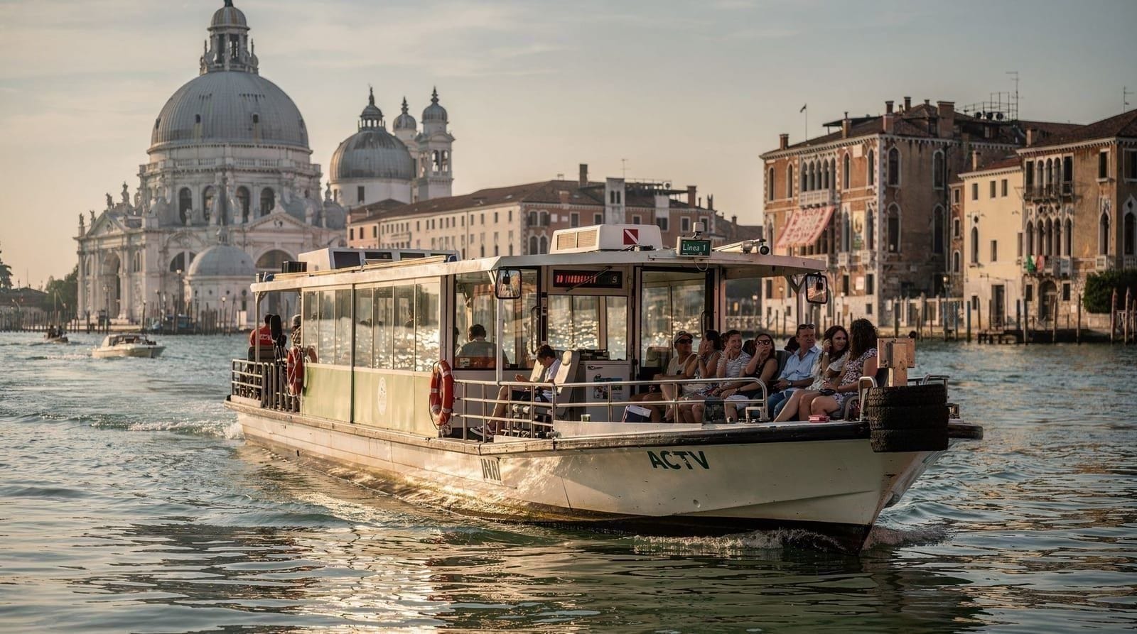 Getting around Venice: vaporetto, walking, water taxi and gondola explained