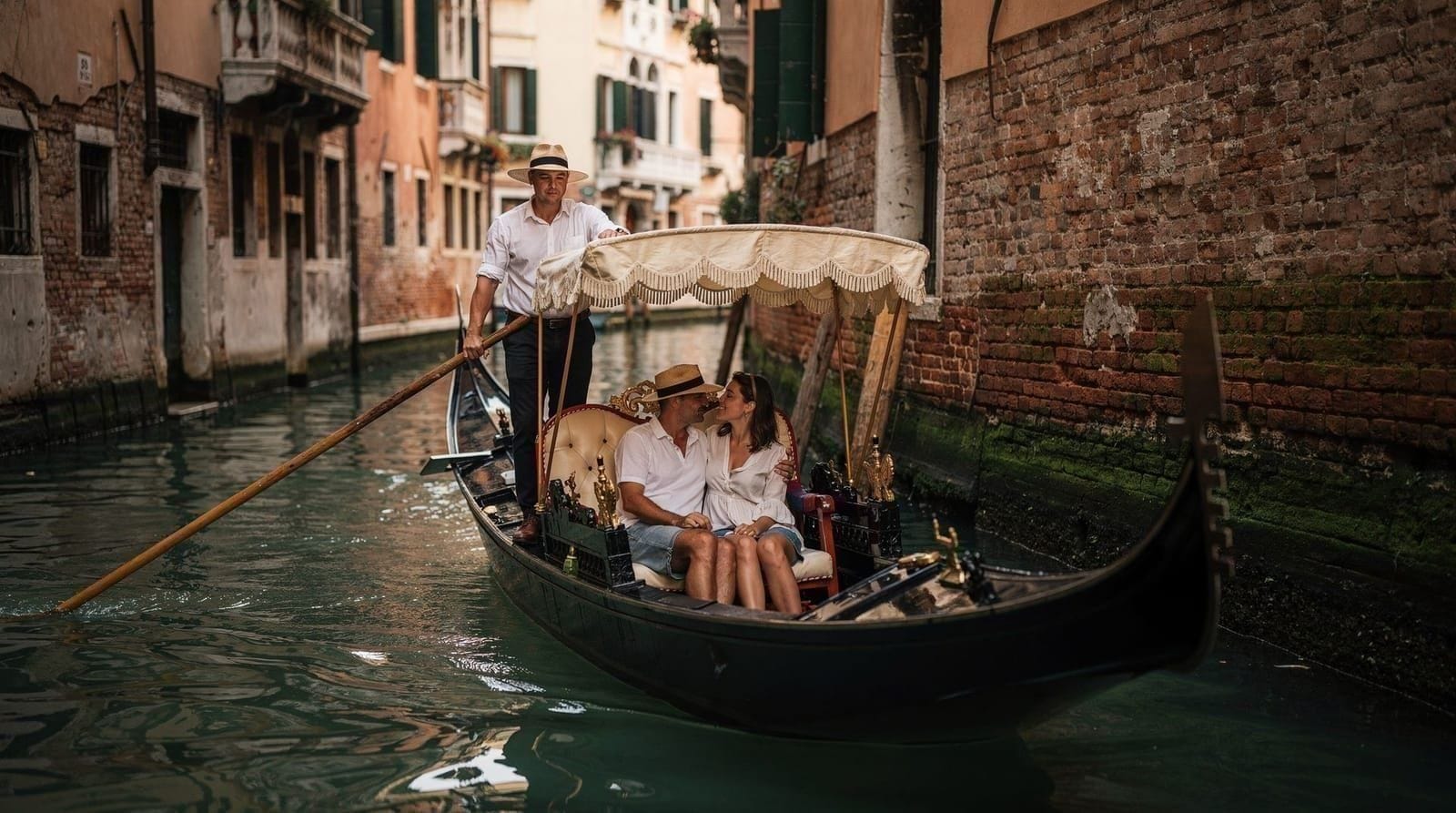 Gondola prices in Venice explained: what you actually pay in 2026 — Official gondola tariffs for 2026, what extras cost, how to avoid overpaying, an