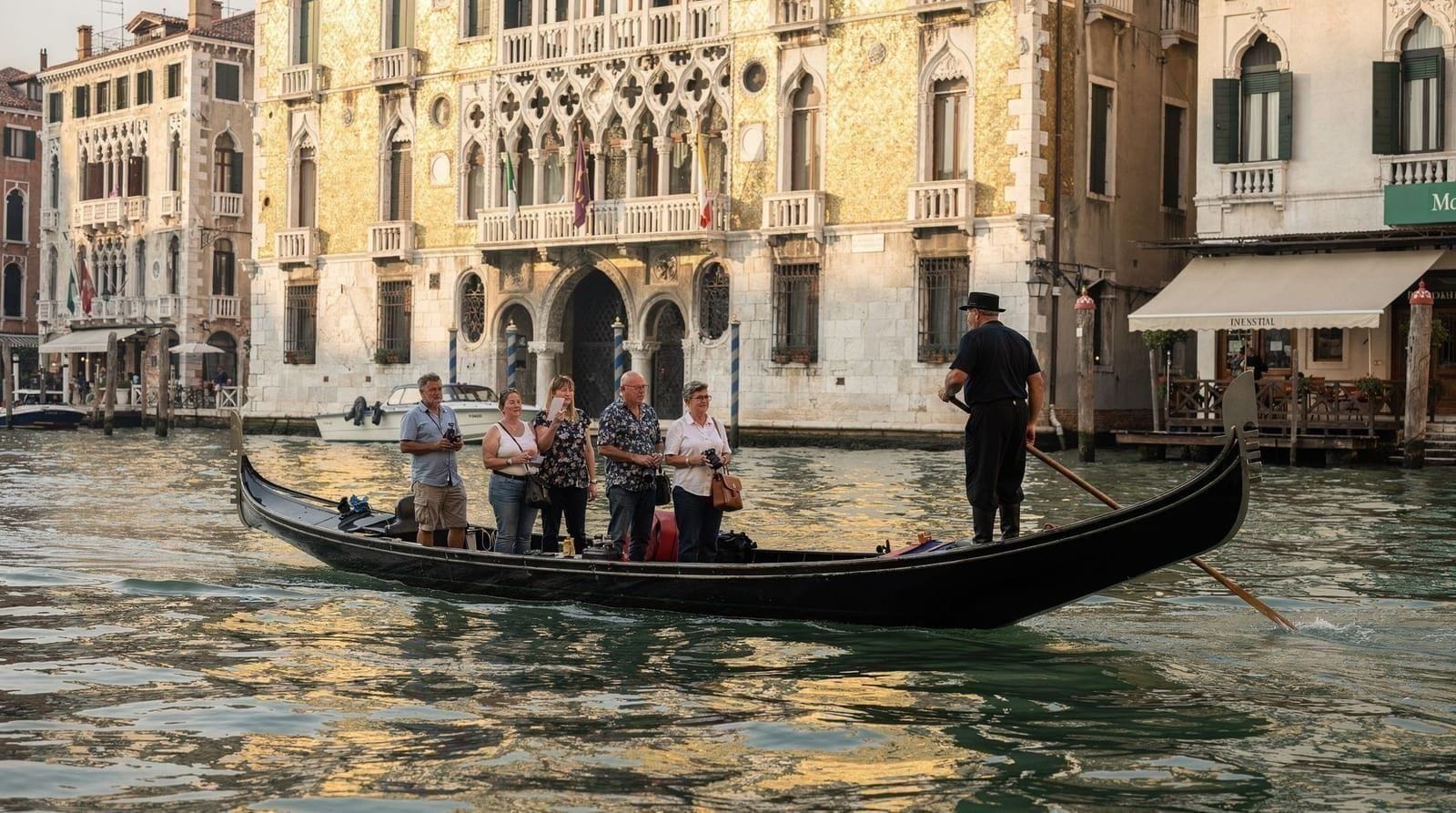 Gondola vs traghetto: what is the difference and which should you take? — The traghetto is a €2 gondola crossing used by locals. A tourist gondola is €90 