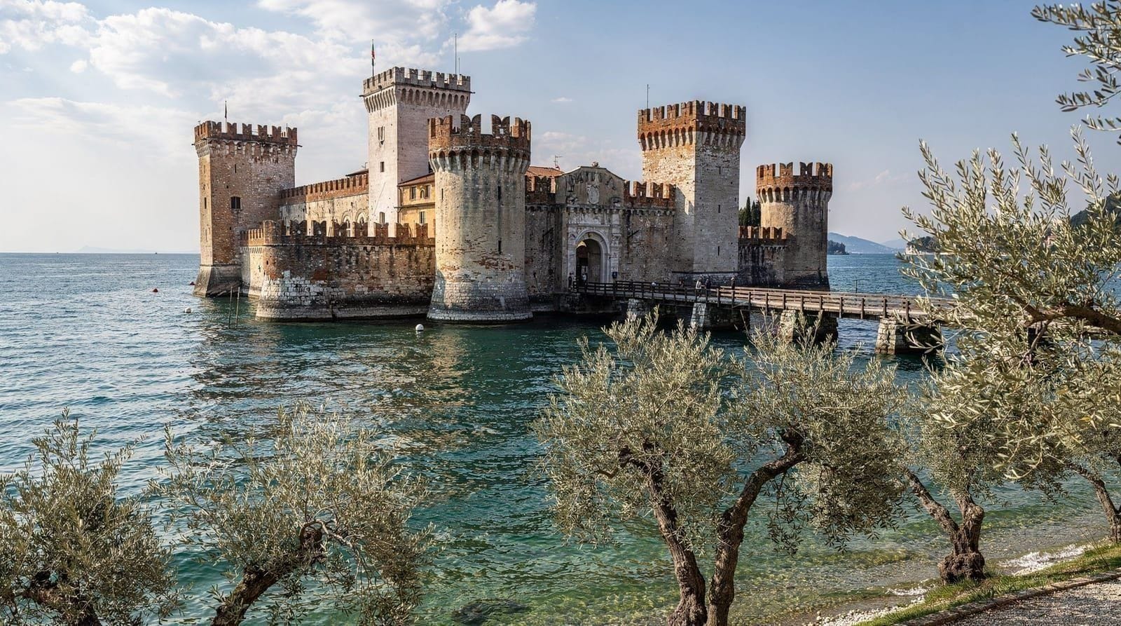 Excursion au lac de Garde depuis Venise : Sirmione, combinaison Vérone, logistique honnête — Le lac de Garde est à 2–3 heures de Venise en circuit ou en voiture. La plupart 