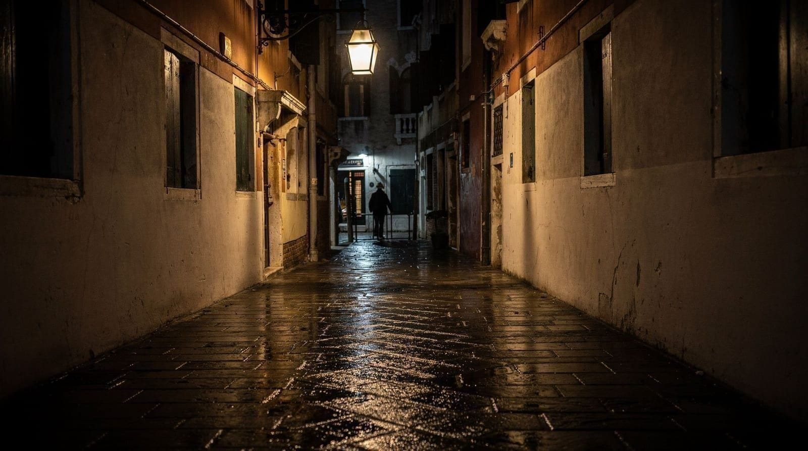 Late night in Venice: after 10pm, what's left — After 10pm, Venice slims down but does not disappear. Here's what stays open, wh