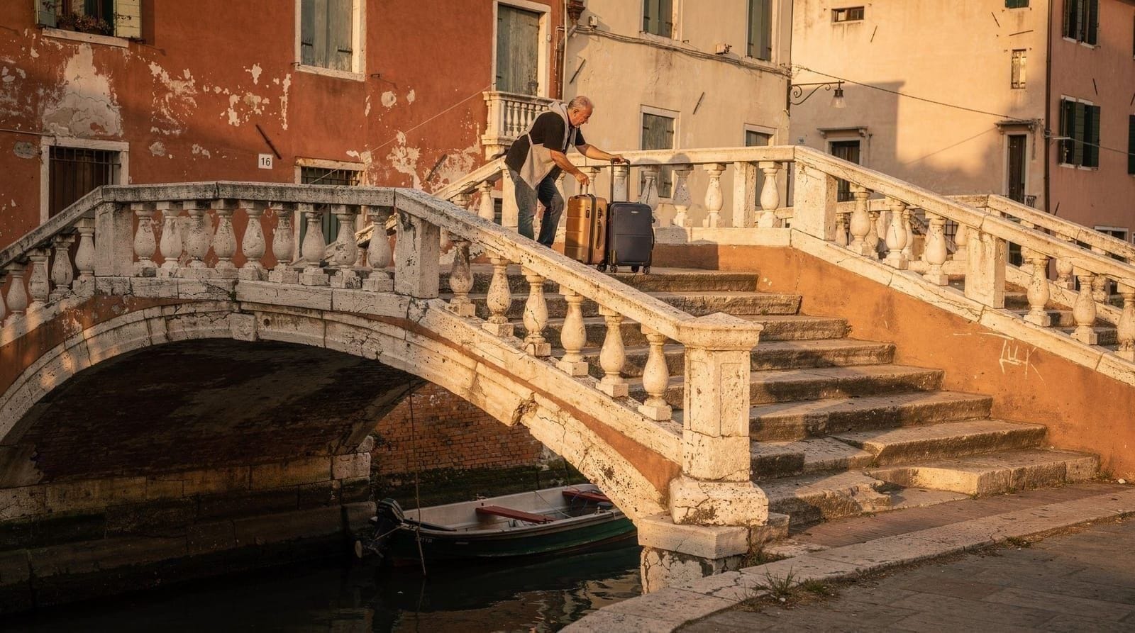 Luggage in Venice: what to know about bridges, storage and hotel delivery