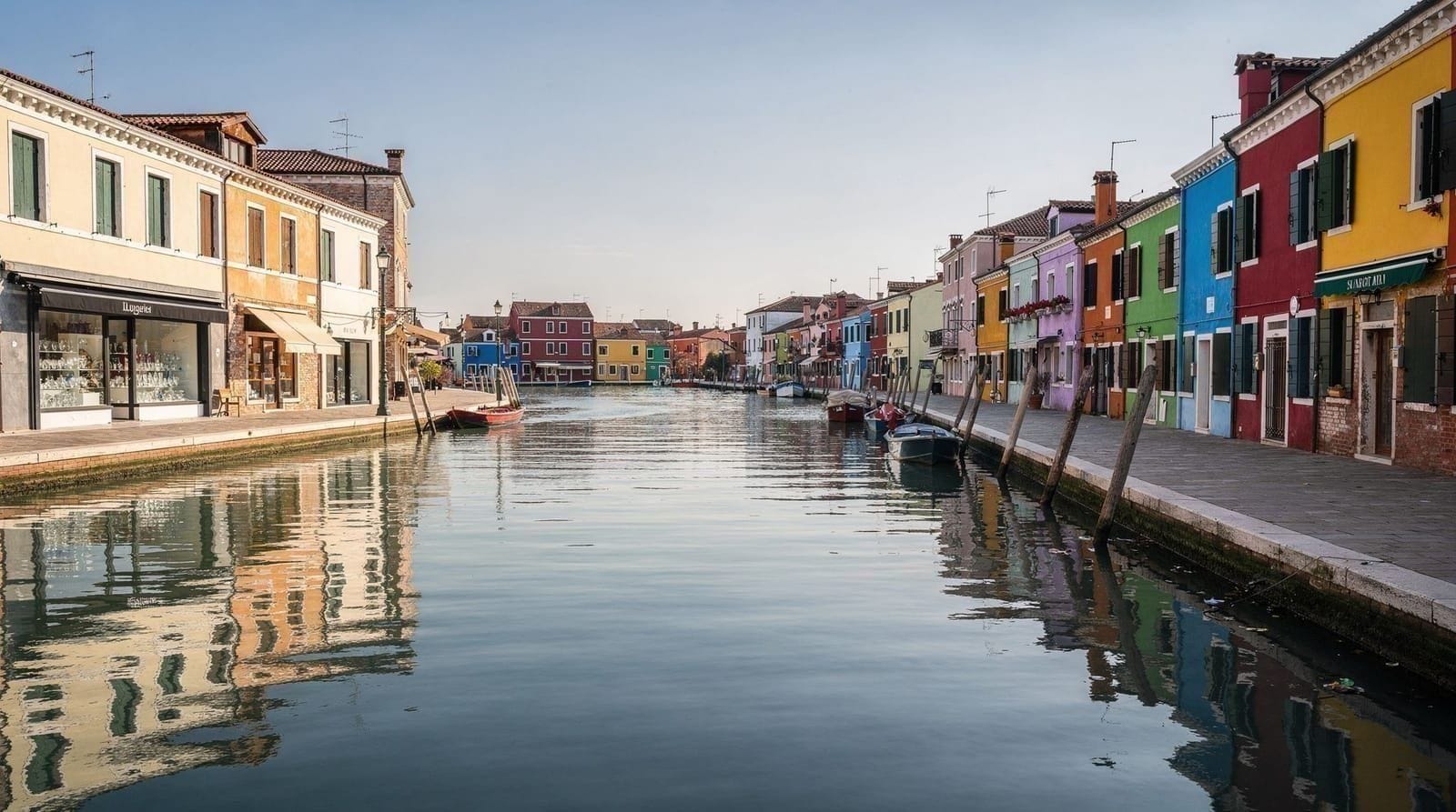 Murano vs Burano: which island should you visit? — Honest comparison of Murano and Burano — glass vs lace, travel time, crowds, cos