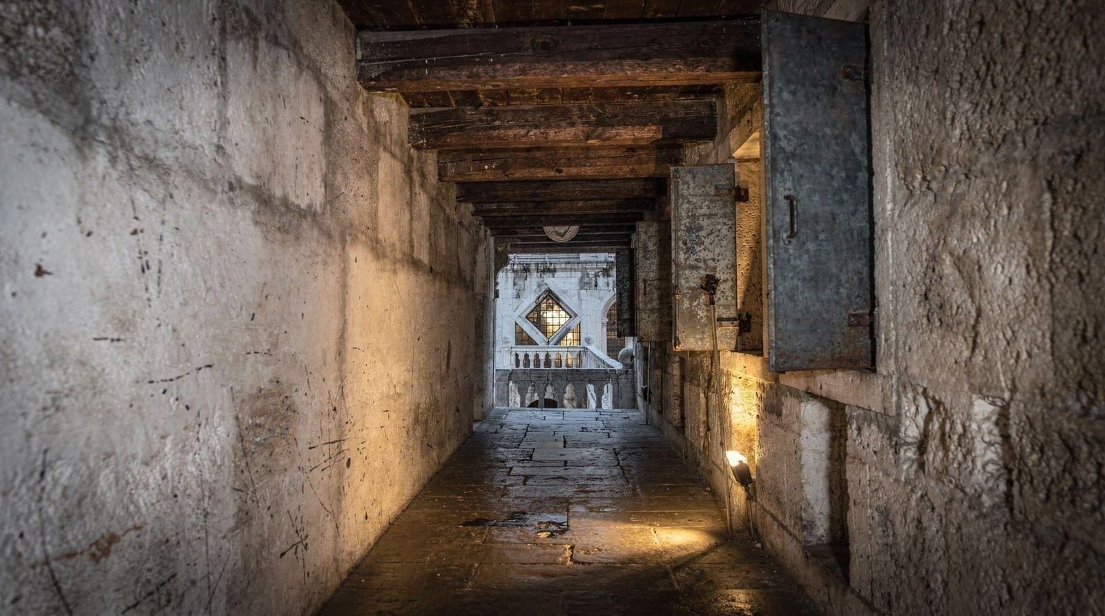 Palazzo Ducale Secret Itineraries: the hidden rooms of Doge's Palace — Doge's Palace Secret Itineraries Venice — Casanova's cell, torture room, rooftop