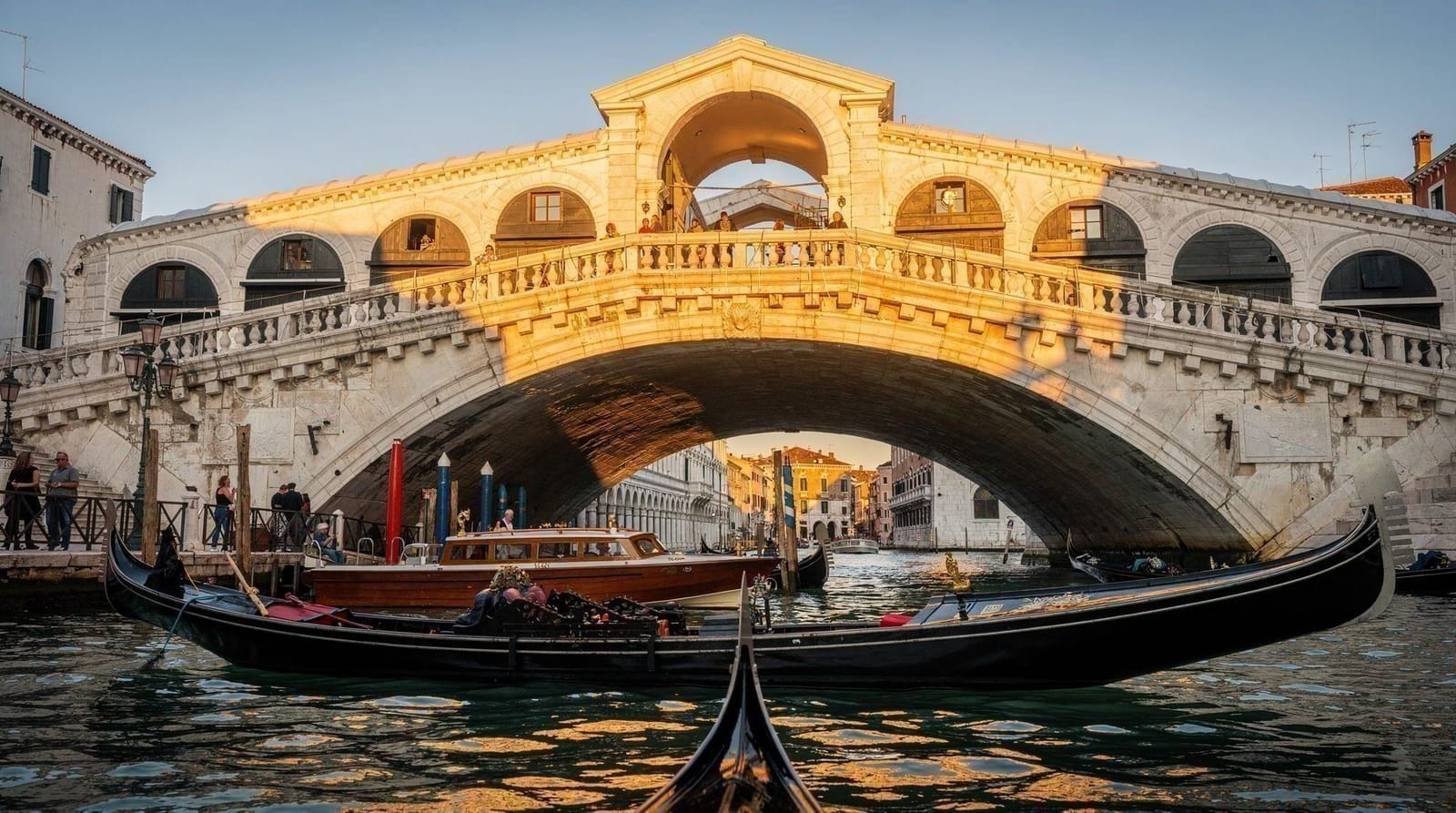 Rialto Bridge: what to see, best photo spots, and the market nearby
