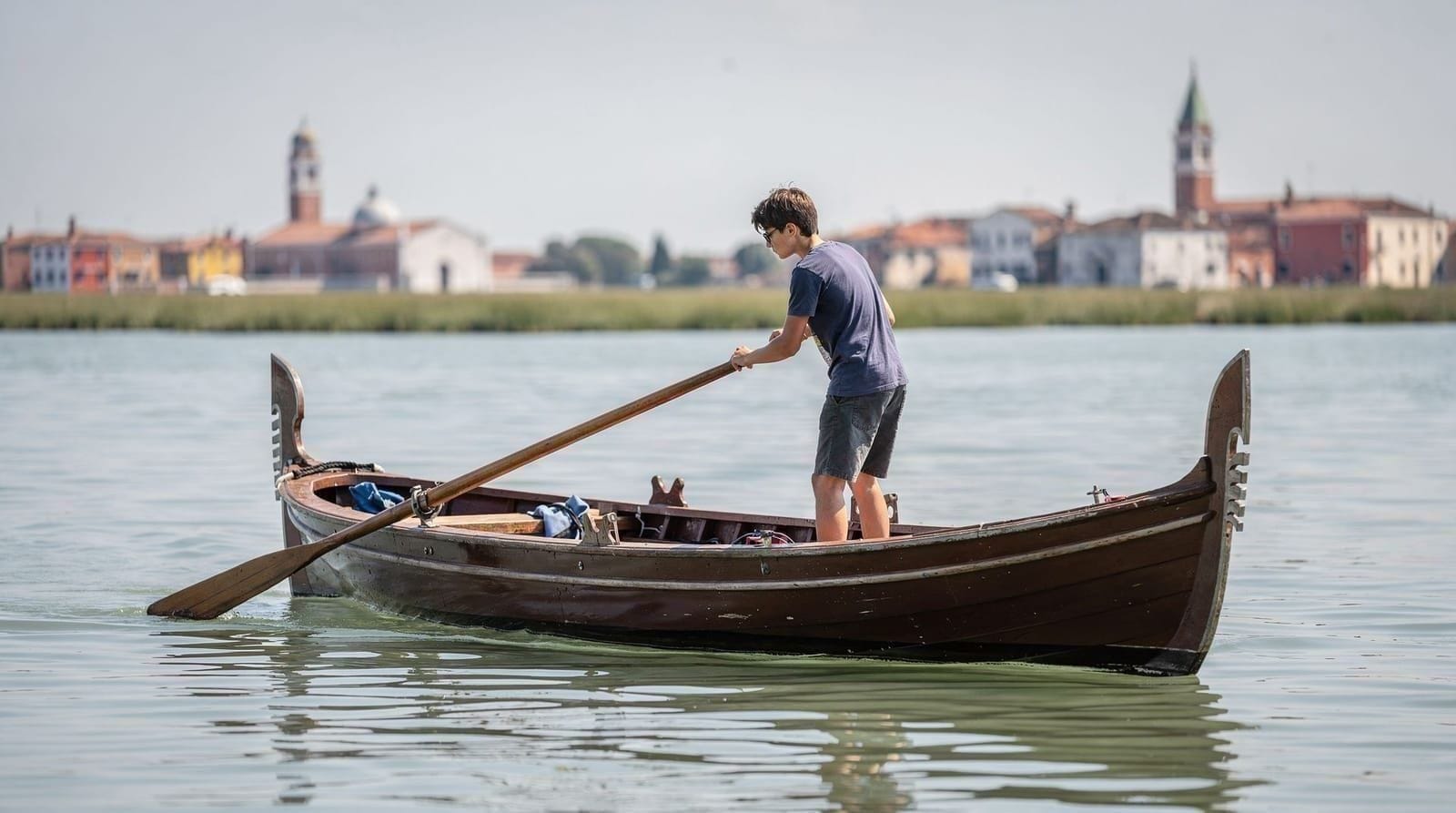 Voga alla veneta: learning Venetian rowing in Venice — Try voga alla veneta — traditional Venetian standing rowing — on a lesson in Ven
