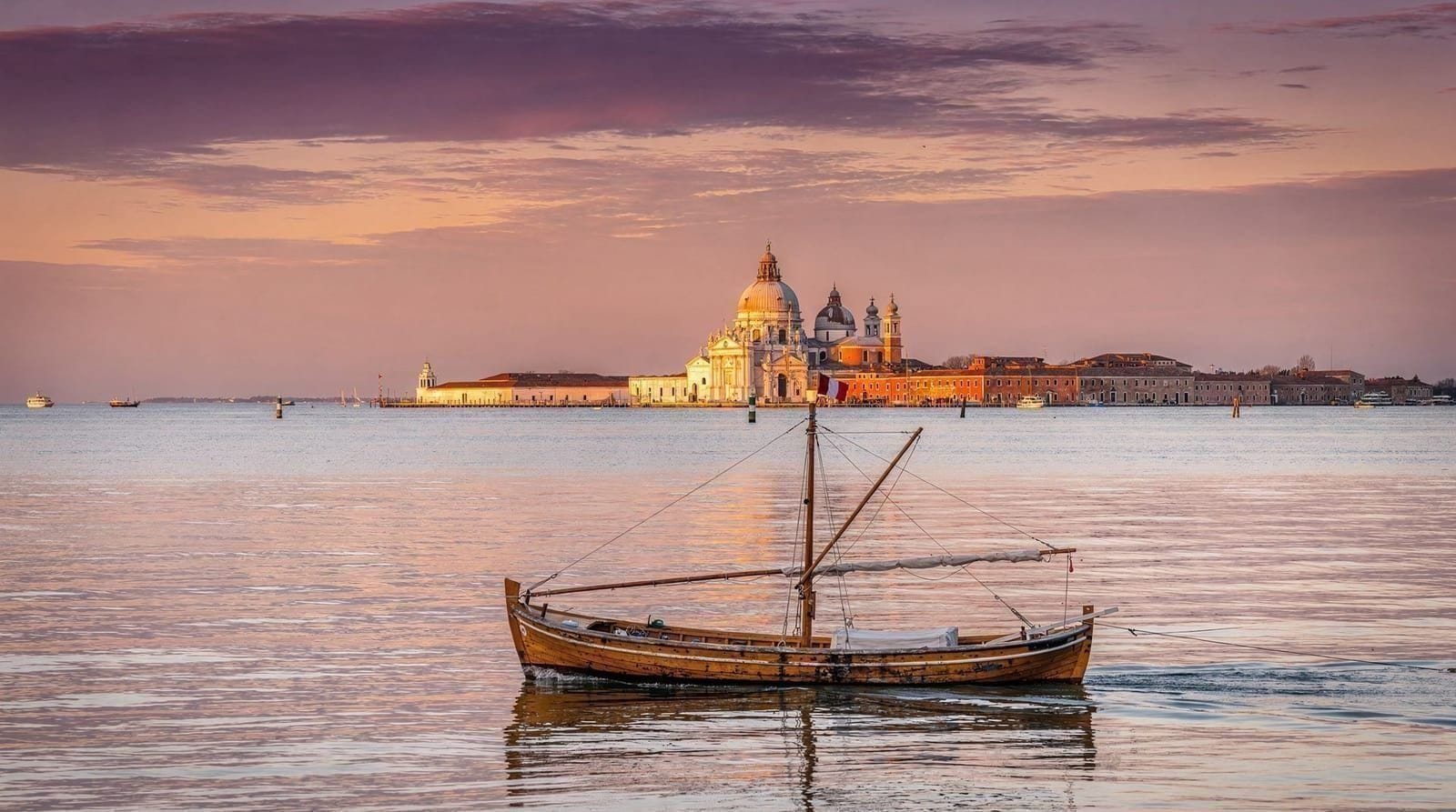 Sunset lagoon cruise in Venice: what to book and what to expect — The Venice lagoon at sunset is one of Italy's most beautiful moments. Here is wh