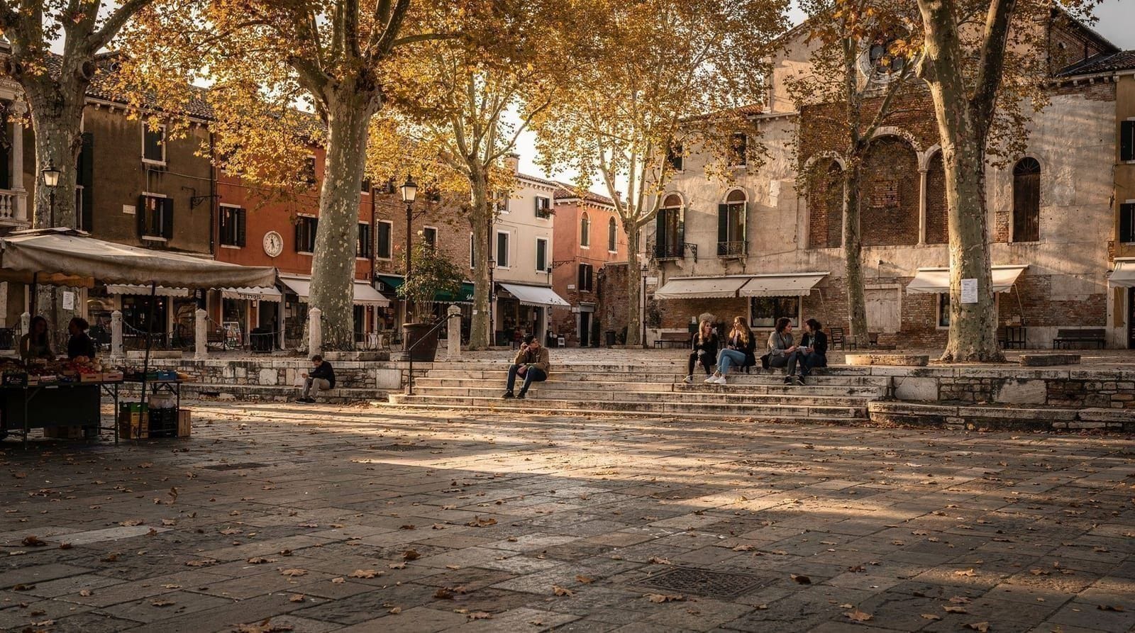 Venice in autumn: September and October guide — Autumn in Venice: crowds thin, temperatures ideal, Veneto harvest begins, the Fi