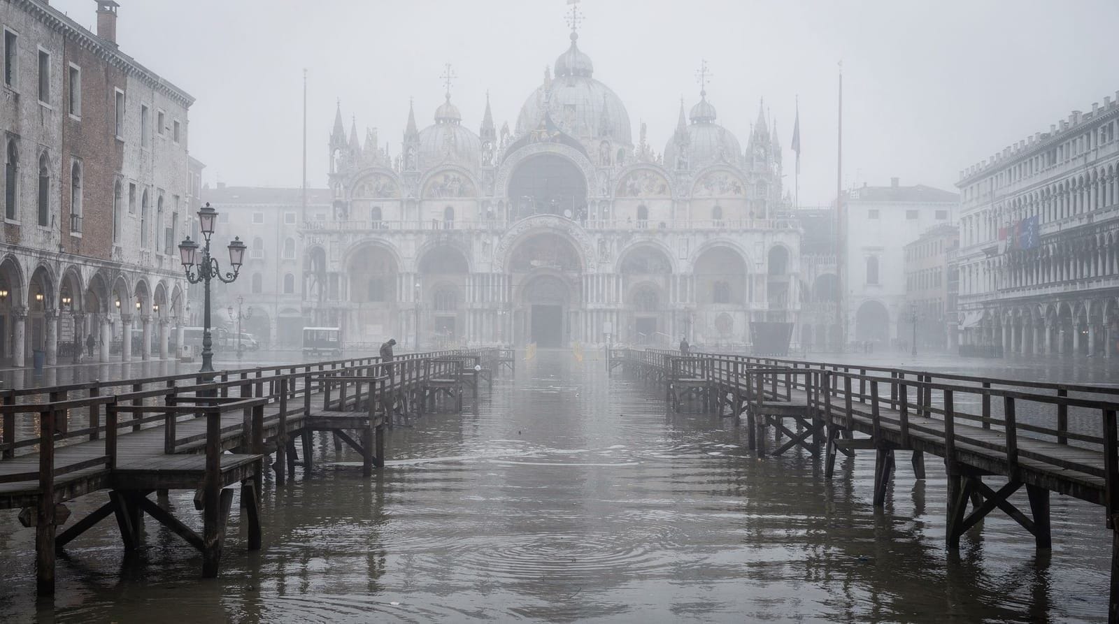 Venice in winter: what to expect and why it is worth it — Venice in winter: cold, misty, sometimes flooded, and 30–50% cheaper than summer