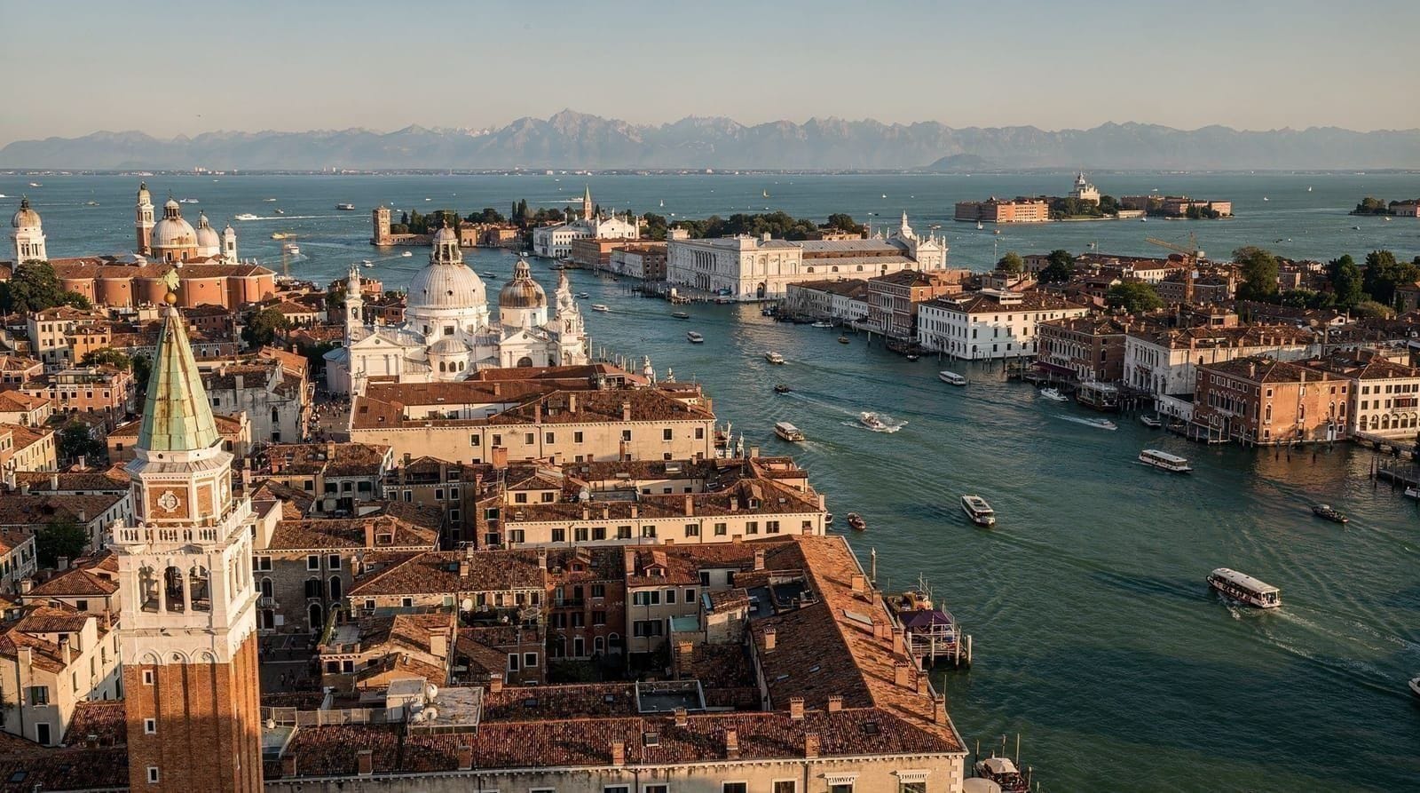 Venice orientation map: how to navigate the city — How Venice's six sestieri fit together, which vaporetto lines to use, how to rea