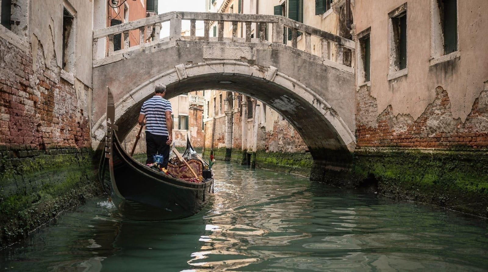 Venice gondola ride: what it actually costs and whether it's worth it — Honest 2026 guide to Venice gondola rides — official prices, shared vs private, 